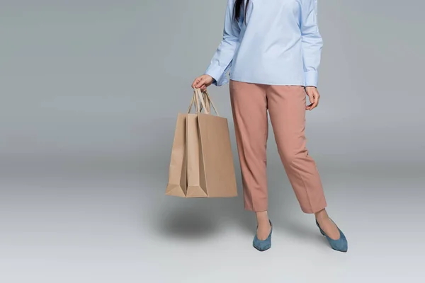 Ausgeschnittene Ansicht Einer Stilvollen Frau Mit Einkaufstaschen Auf Grauem Hintergrund — Stockfoto