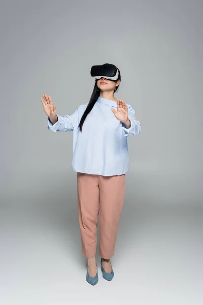 Full Length Stylish Woman Virtual Reality Headset Grey Background — Stock Photo, Image