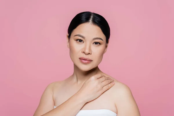 Mulher Asiática Topo Tocando Ombro Isolado Rosa — Fotografia de Stock