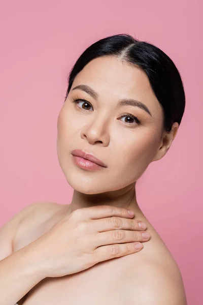 Brunette Asian Woman Touching Naked Shoulder Looking Camera Isolated Pink — Stock Photo, Image