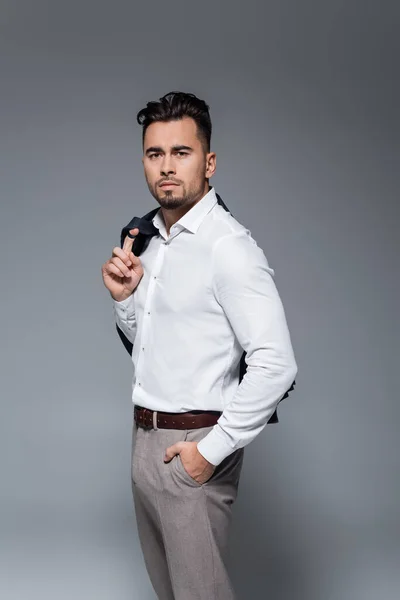 Jovem Homem Negócios Barbudo Segurando Blazer Com Mão Bolso Cinza — Fotografia de Stock