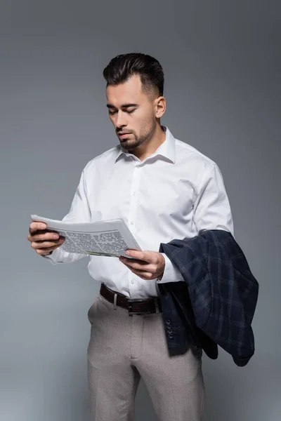 Junger Bärtiger Geschäftsmann Anzug Liest Zeitung Isoliert Auf Grau — Stockfoto