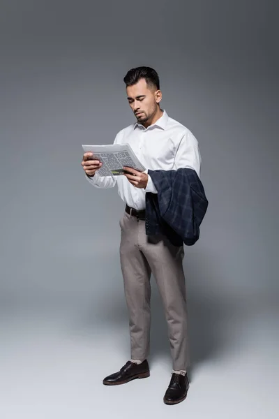 Full Length Young Bearded Businessman Suit Reading Newspaper Grey — Stock Photo, Image