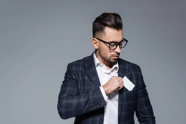 Geschäftsmann Mit Brille Und Blazer Legt Blanko Karte Tasche Isoliert — Stockfoto