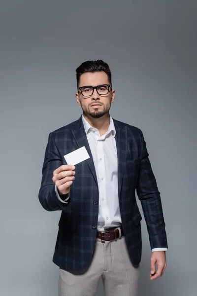 Joven Hombre Negocios Gafas Chaqueta Cuadros Que Sostiene Tarjeta Blanco —  Fotos de Stock