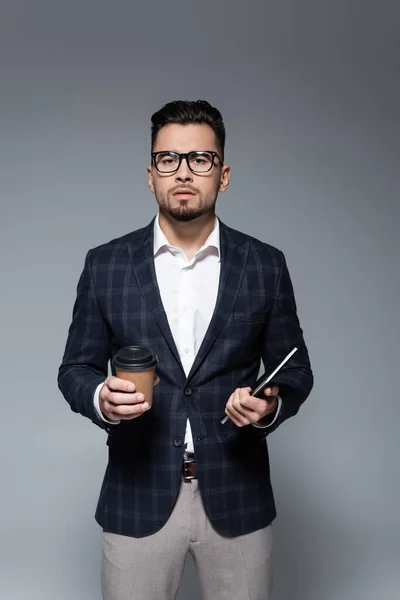 Hombre Negocios Gafas Blazer Sosteniendo Taza Papel Cuaderno Aislado Gris —  Fotos de Stock