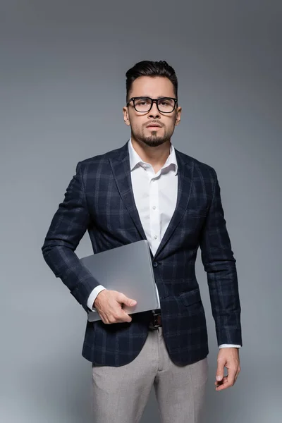 Hombre Negocios Chaqueta Gafas Que Sostienen Ordenador Portátil Aislado Gris — Foto de Stock