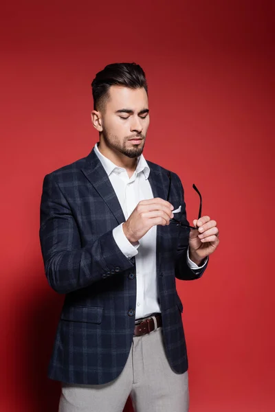 Bearded Businessman Checkered Blazer Holding Glasses Red — Stock Photo, Image