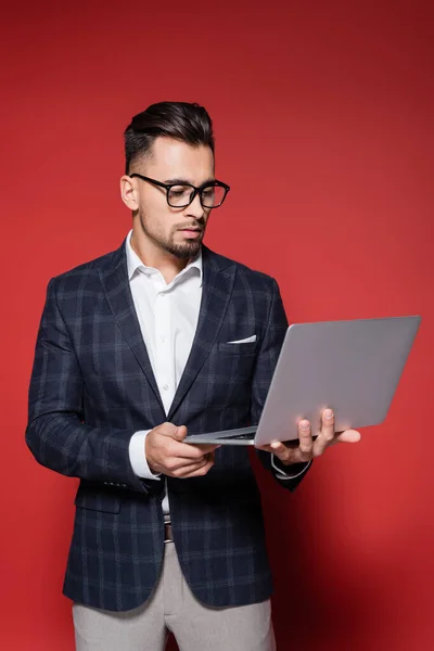 Homem Negócios Barbudo Blazer Óculos Usando Laptop Vermelho — Fotografia de Stock