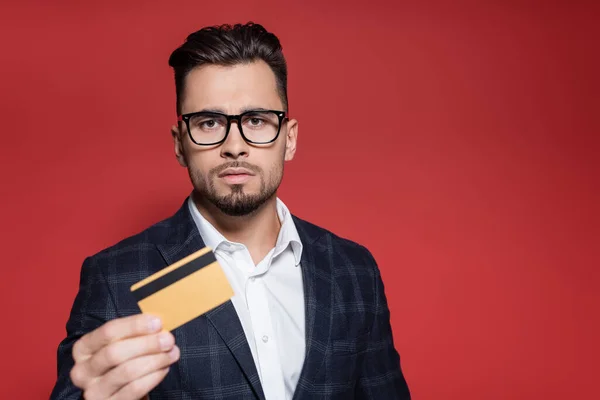 Hombre Negocios Barbudo Blazer Gafas Con Tarjeta Crédito Borrosa Rojo — Foto de Stock