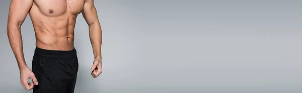 Обрізаний Вид Язового Спортсмена Стоїть Ізольовано Сірому Банер — стокове фото