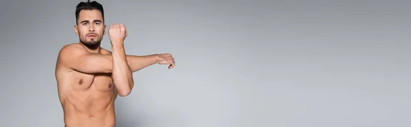 Joven Barbudo Musculoso Deportista Calentando Gris Bandera — Foto de Stock