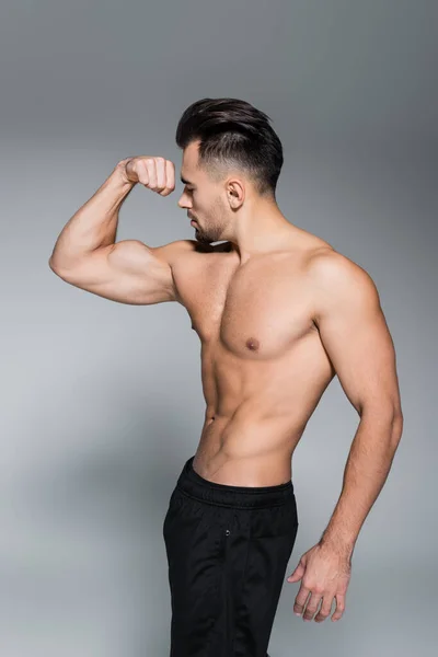 Sem Camisa Desportista Muscular Mostrando Músculos Cinza — Fotografia de Stock