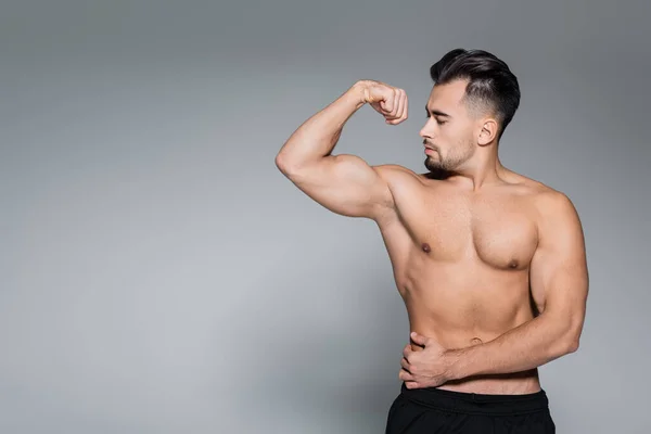 Desportista Barbudo Muscular Mostrando Músculos Cinza — Fotografia de Stock