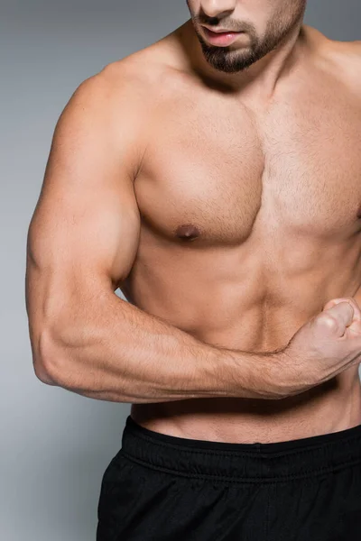 Vista Parcial Del Deportista Barbudo Musculoso Mostrando Músculos Aislados Gris —  Fotos de Stock