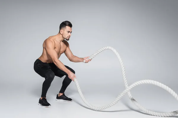 Full Length Muscular Sportsman Exercising Battle Ropes Grey — Stock Photo, Image