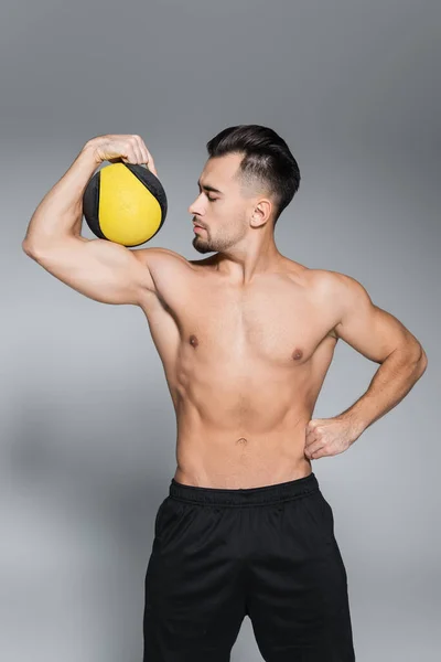 Sin Camisa Barbudo Deportista Sosteniendo Pelota Pie Con Mano Cadera —  Fotos de Stock