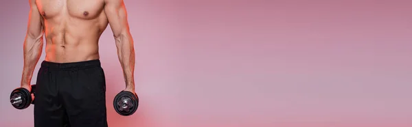 Przycięty Widok Bez Koszulki Sportowiec Trzyma Hantle Różowy Szary Sztandar — Zdjęcie stockowe