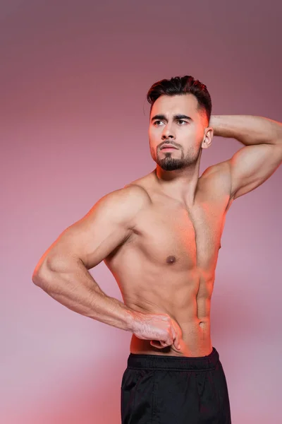 Red Lighting Shirtless Sportsman Posing While Showing Muscles Grey Pink — Stock Photo, Image