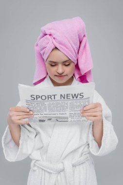 Bornoz sendromlu bir kadın spor haberleri okuyor. 