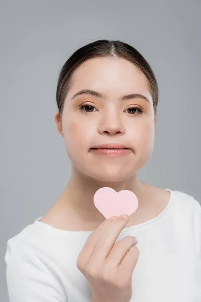 Jonge Vrouw Met Syndroom Met Hartvormige Spons Geïsoleerd Grijs — Stockfoto