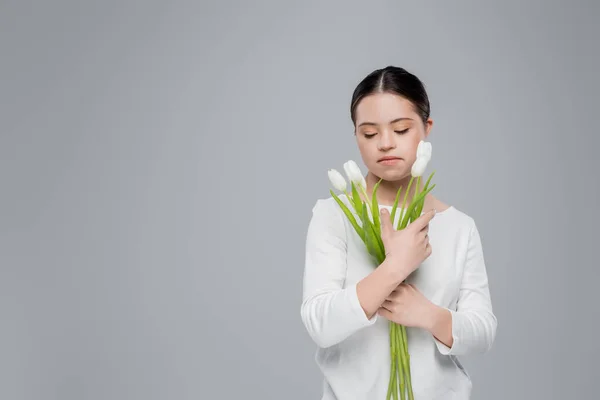 Femme Avec Syndrome Duvet Tenant Des Fleurs Isolées Sur Gris — Photo