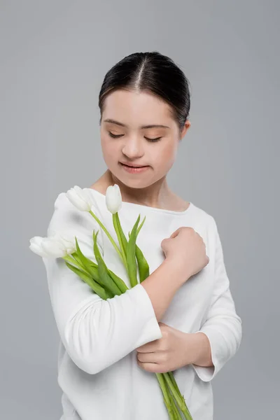 Kvinna Med Dun Syndrom Håller Vita Tulpaner Isolerade Grå — Stockfoto