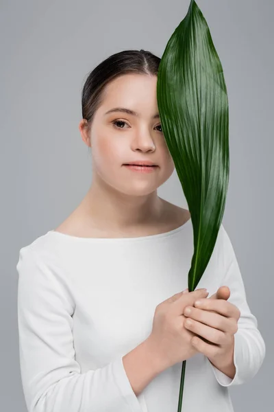 Kvinna Med Nedåtgående Syndrom Som Håller Löv Isolerade Grått — Stockfoto
