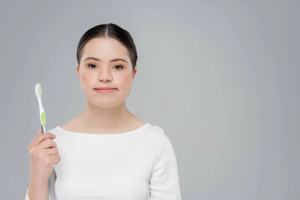 Sendromlu Genç Bir Kadın Diş Fırçası Tutuyor Gri Renkli Kameraya — Stok fotoğraf