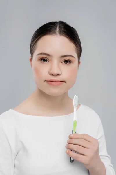 Bruneta Žena Downovým Syndromem Drží Zubní Kartáček Izolovaný Šedé — Stock fotografie