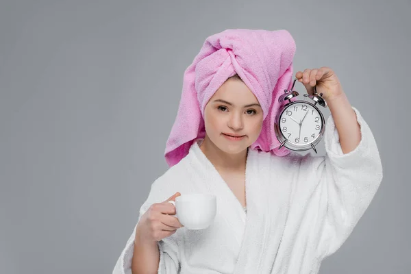 Vrouw Met Dons Syndroom Badjas Met Koffie Wekker Geïsoleerd Grijs — Stockfoto