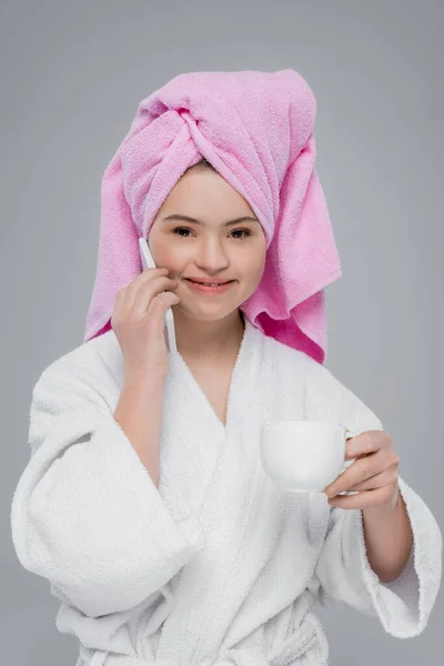 Mujer Sonriente Con Síndrome Albornoz Hablando Teléfono Inteligente Sosteniendo Taza — Foto de Stock