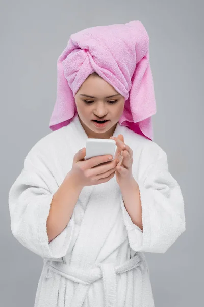 Mujer Asombrada Con Síndrome Albornoz Usando Teléfono Celular Aislado Gris — Foto de Stock