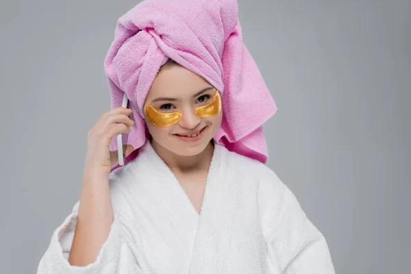 Mujer Sonriente Con Síndrome Parches Los Ojos Hablando Por Teléfono —  Fotos de Stock