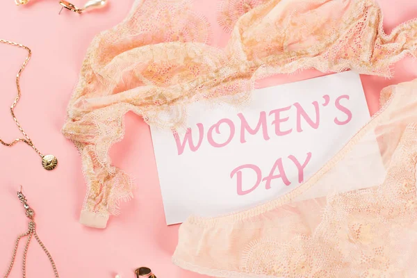 Bovenaanzicht Van Lingerie Kaart Met Vrouwendag Belettering Accessoires Roze Achtergrond — Stockfoto