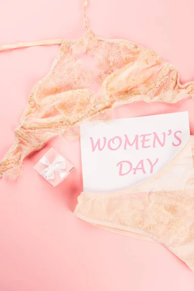 Bovenaanzicht Van Ondergoed Aanwezig Kaart Met Vrouwendagbelettering Roze Achtergrond — Stockfoto