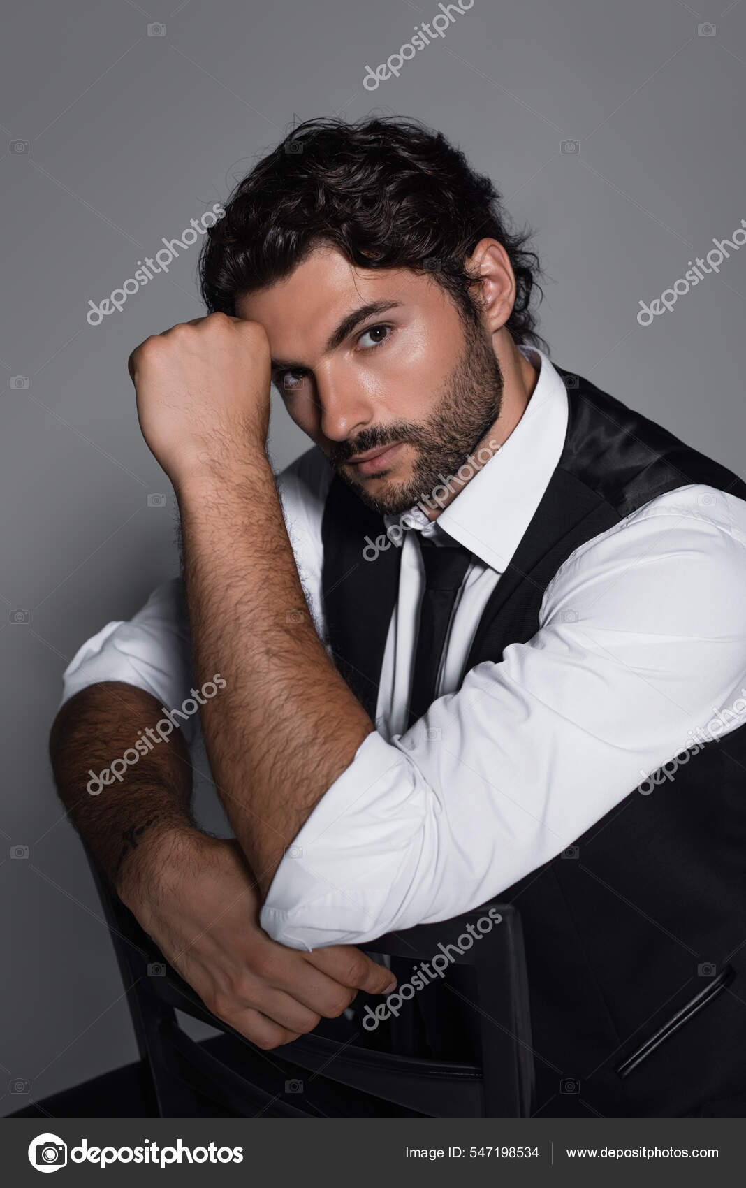 Chaleco negro online con camisa blanca