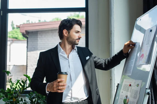 Homem Negócios Blazer Preto Segurando Café Para Perto Flip Chart — Fotografia de Stock