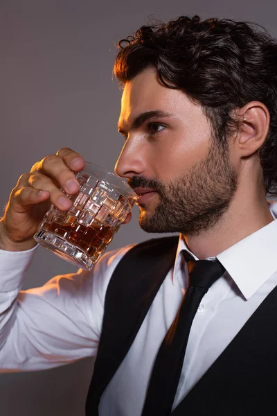 Brunetka Człowiek Biały Koszula Czarny Krawat Picia Whisky Izolowane Szary — Zdjęcie stockowe