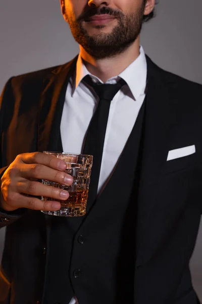 Przycięty Widok Człowieka Eleganckim Formalnym Ubraniu Trzymającym Szklankę Whisky Odizolowanej — Zdjęcie stockowe