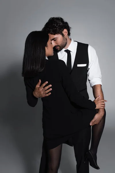Elegante Hombre Abrazando Apasionado Asiático Mujer Negro Blazer Vestido Gris — Foto de Stock