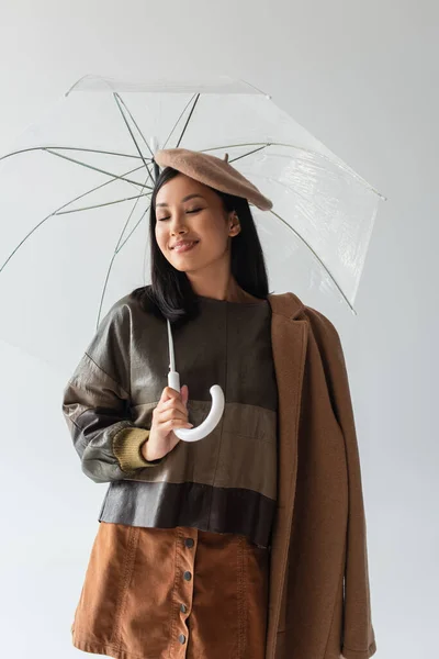 Trendy Aziatische Vrouw Staan Onder Transparante Paraplu Glimlachen Met Gesloten — Stockfoto