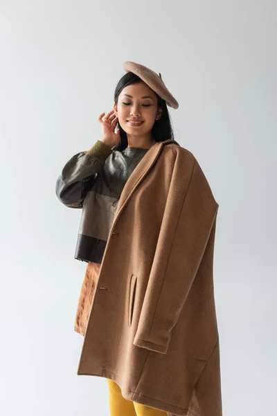 베이지 코트를 즐거운 이시아 — 스톡 사진