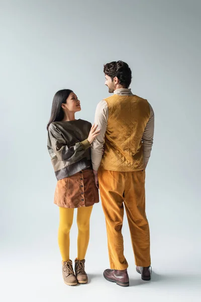 Back View Man Yellow Vest Trousers Smiling Asian Woman Grey — Stock Photo, Image