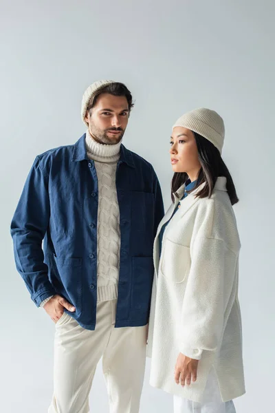 Hombre Azul Chaqueta Pie Con Mano Bolsillo Cerca Moda Mujer — Foto de Stock