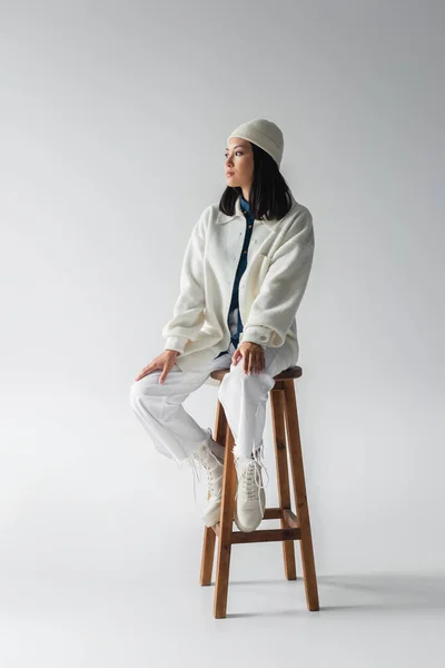 Volle Länge Ansicht Der Trendigen Asiatischen Frau Weißer Kleidung Sitzt — Stockfoto