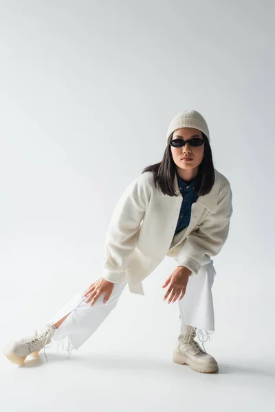 Volledige Weergave Van Aziatische Vrouw Poseren Witte Kleren Donkere Zonnebril — Stockfoto