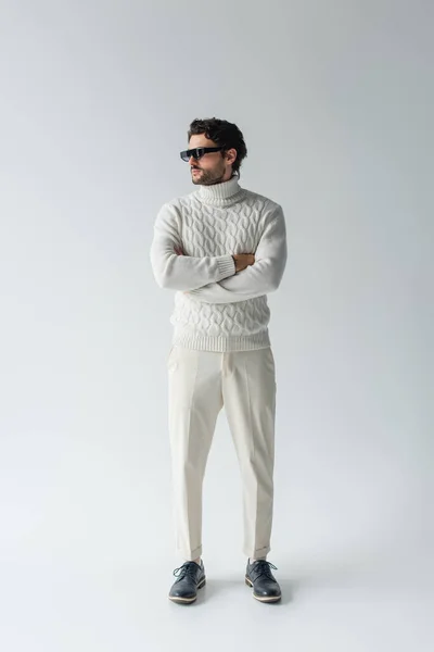 Brunette Man White Trousers Knitted Sweater Dark Sunglasses Standing Crossed — Stock Photo, Image