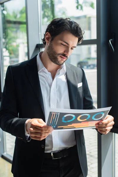 Geschäftsmann Schwarzem Blazer Und Weißem Hemd Schaut Sich Infografiken Büro — Stockfoto