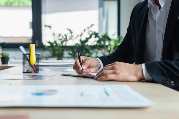 Vista Parcial Del Hombre Negocios Escribiendo Cuaderno Mientras Trabajaba Oficina — Foto de Stock